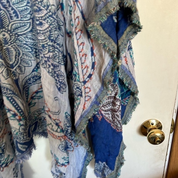 Chicos kimono, one size blue floral Kraft on wrap jacquard 100% viscose - Picture 3 of 7